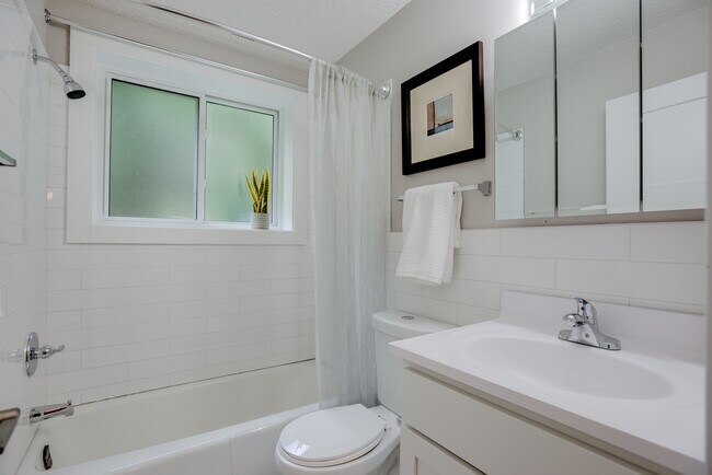 Building Photo - 1328 Idaho Ave S