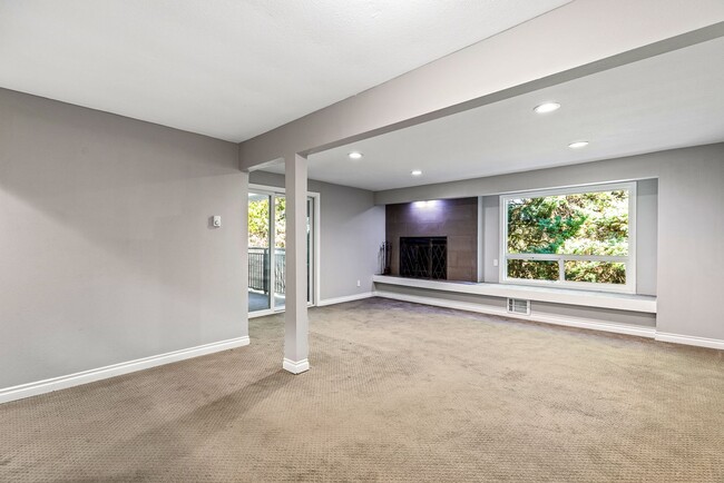 Building Photo - 2 bed 1.75 bath - includes water/sewer/gar...