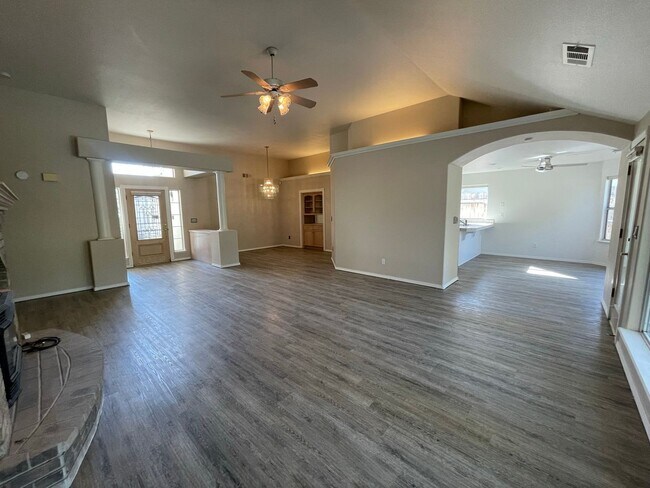 Building Photo - Beautiful South West Visalia home Near El Diamante school with a pool!!