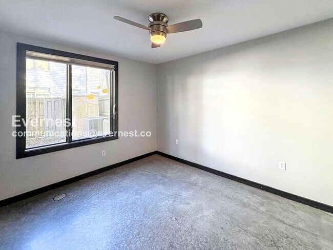 Building Photo - 2 Bed/2.5 Bath Townhome with Garage - 18 M...