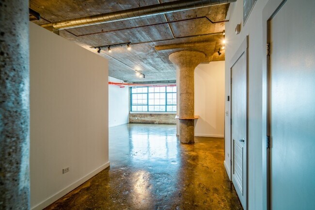 Building Photo - 2620 W Washington Blvd