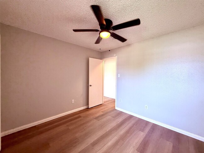 Building Photo - 12071 Plumbrook Dr