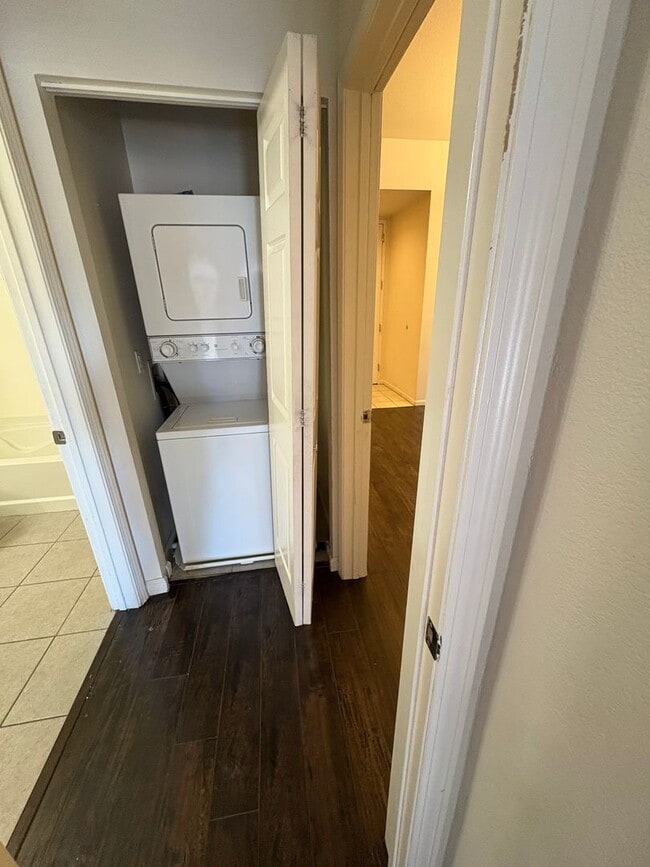 Building Photo - Amazing unfurnished 2 bedroom condo at Par...