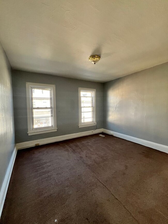 Building Photo - 3 Bedroom 1 Bath Available for Rent
