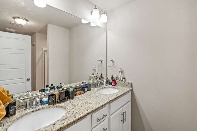 Building Photo - NEW LOW PRICE!!