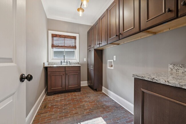 Building Photo - 301 Anchor Dr