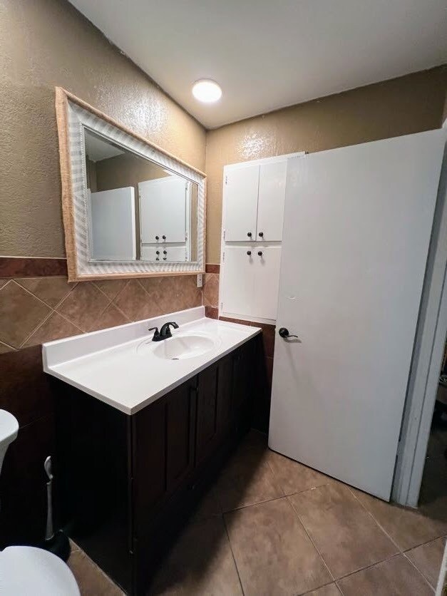 Bath - 10623 Golden Quail Dr