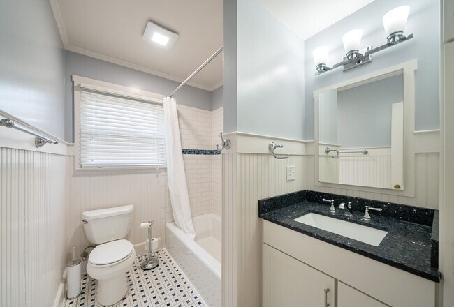 Building Photo - 407 E Lavender Ave