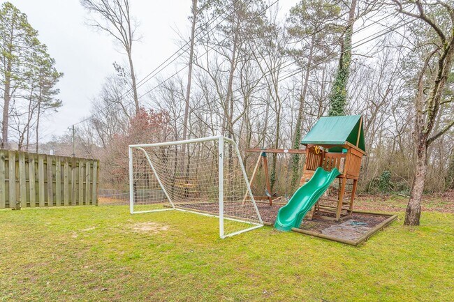 Building Photo - 4 Bedroom Rental in East Brainerd!