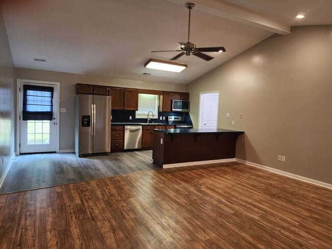 Building Photo - Ranch Home w/Large Yard