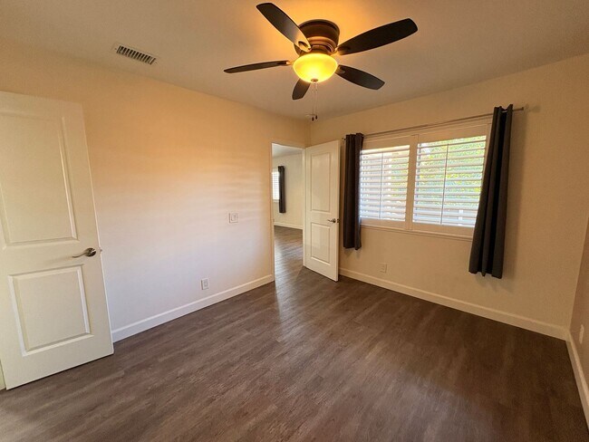 Building Photo - ***MOVE-IN SPECIAL*** AVAILABLE NOW! 2 Bedroom 2 bathroom upstairs unit located in Ontario