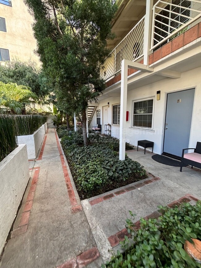 Building Photo - 10818 Blix St