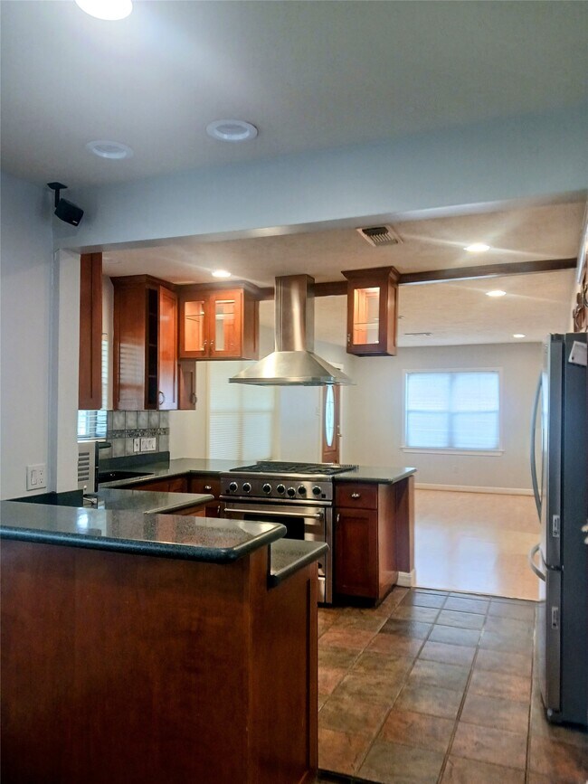 Building Photo - 923 W 41st St