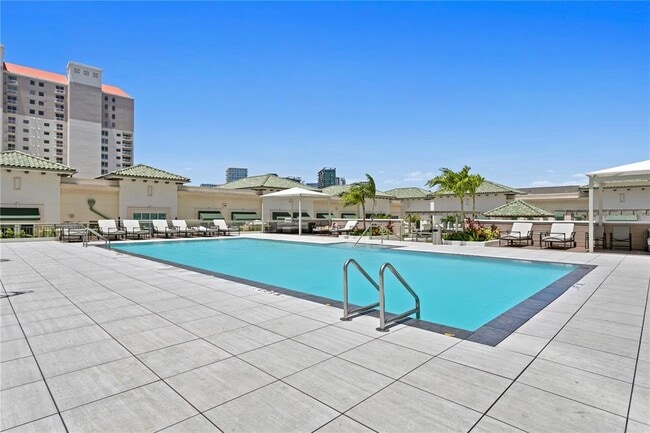 Building Photo - 450 Knights Run Ave