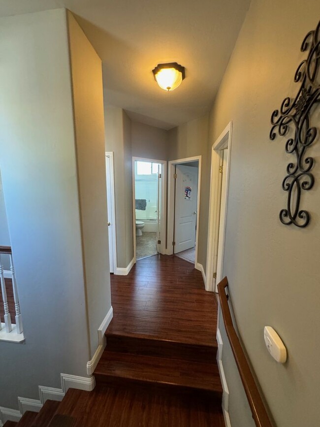 Building Photo - Beautiful single-family home with 6 Bedroo...