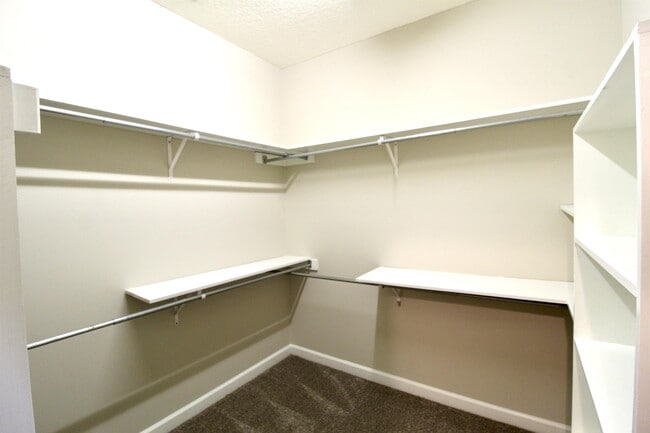 Building Photo - 2030 Glen Oaks Dr