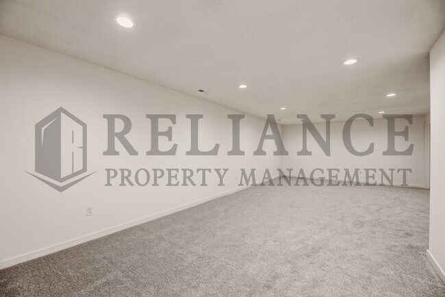 Building Photo - 5241 N Pinecrest Ct