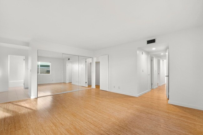 Building Photo - Gorgeous 3+3 Private Single Family Townhou...