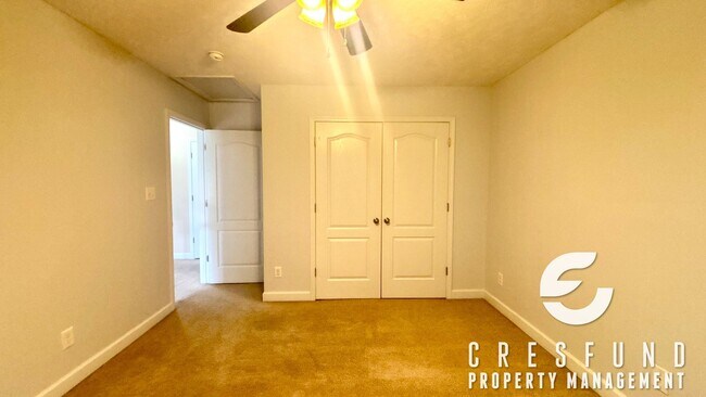 Building Photo - 4BR 2.5 Bath with Screened Porch and priva...