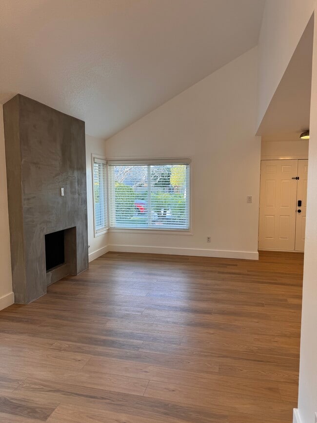 Building Photo - 23940 Vía Rosa Linda