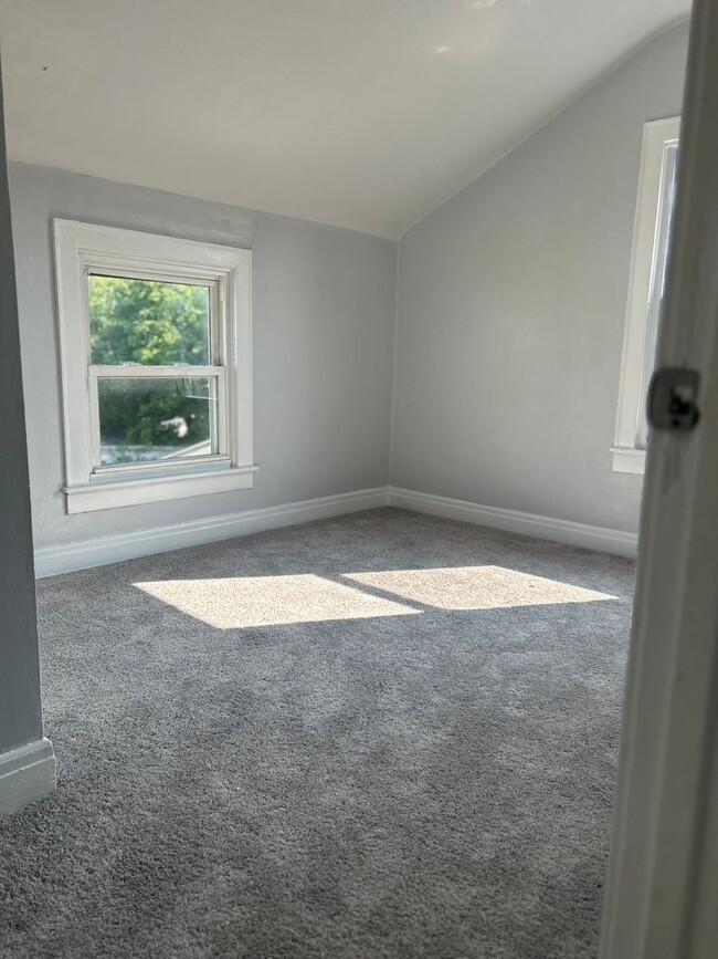Building Photo - 3 bedroom, 1 bath single family house