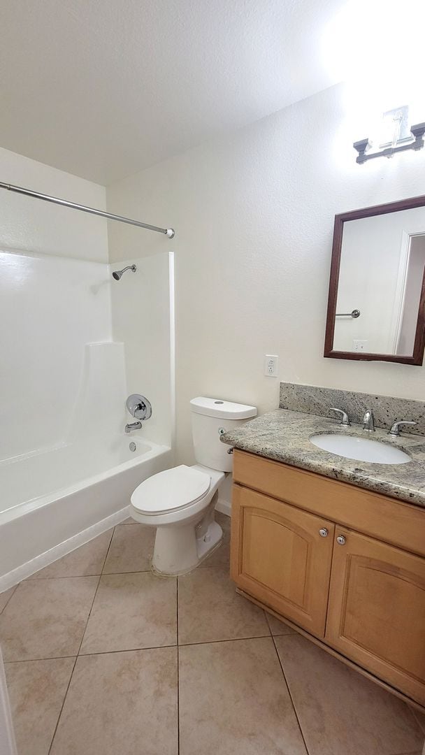 Building Photo - 3 bd/2 ba Townhouse close to USD.