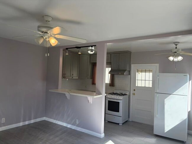 Building Photo - 110 N San Marino Ave