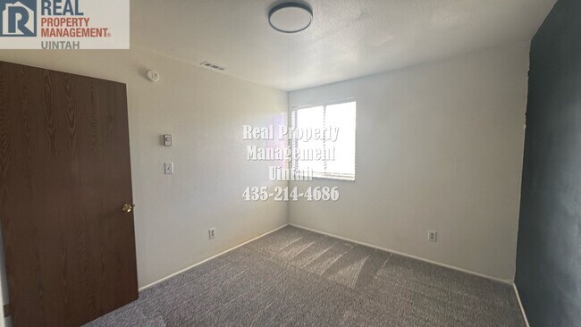 Building Photo - 3 Bedroom, 1.5 Bath Town home.