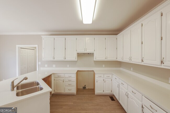 Building Photo - 100 Carriage Chase