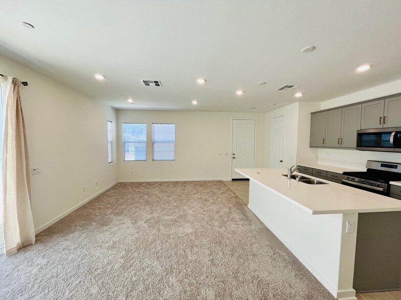 Building Photo - 27019 Evening Sky Plz