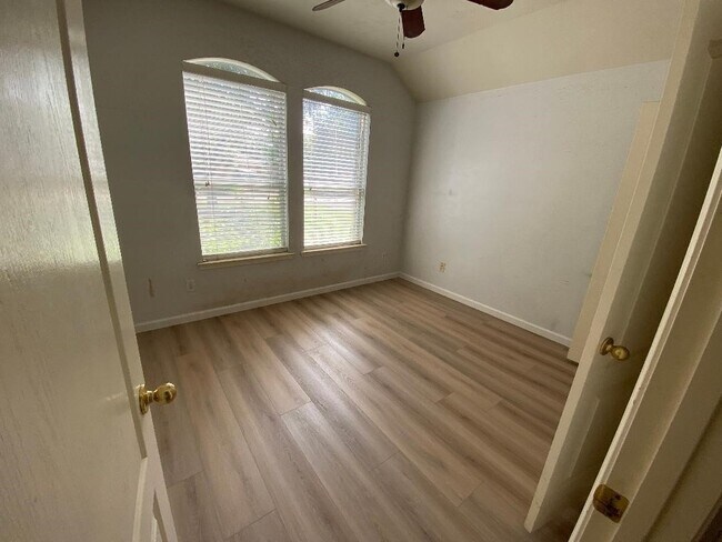 Building Photo - 25910 N Lakefair Dr