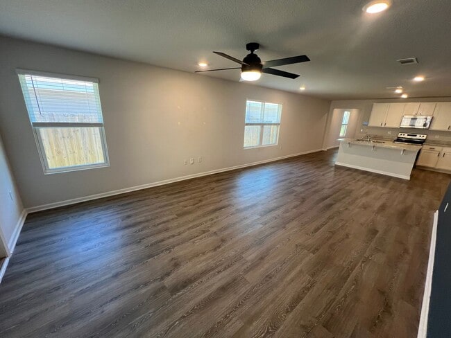 Building Photo - Beautiful 3 Bedroom, 2 Bath Pace Home available !!