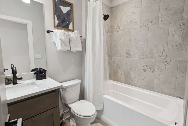 Building Photo - 3206 West End Cir