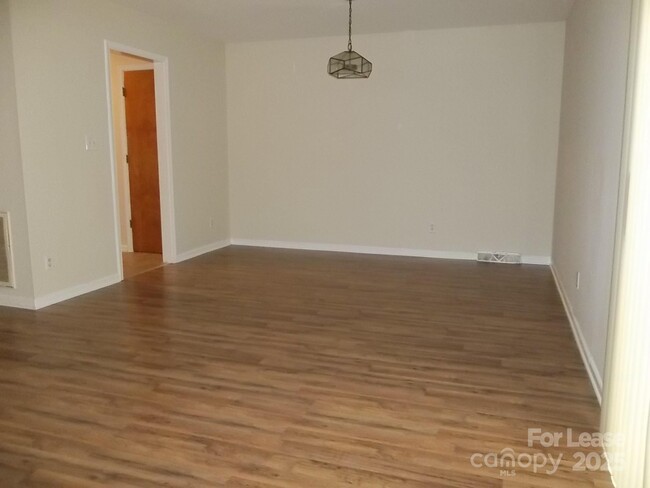 Building Photo - 4024 Rosehaven Dr