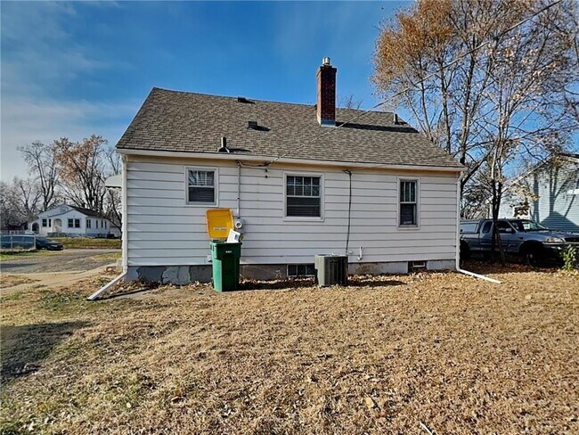 Building Photo - 5606 N Bryant Ave