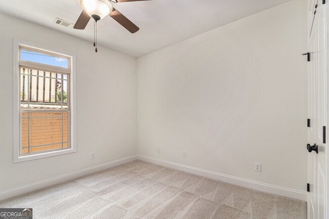 Building Photo - 180 Greenview Dr