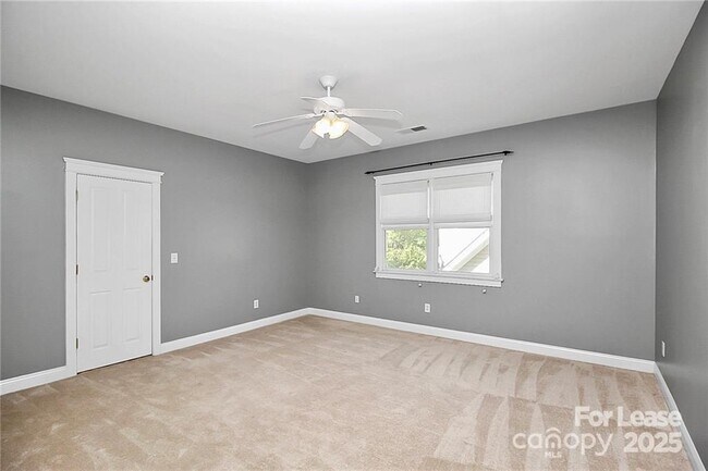 Building Photo - 2300 Mirow Pl