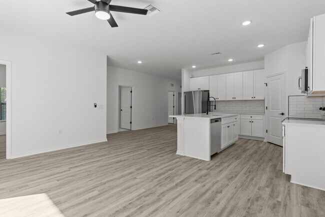 Building Photo - 548 Knapp St