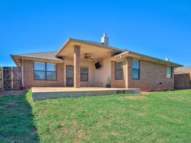Building Photo - New In Moore Home Available now!