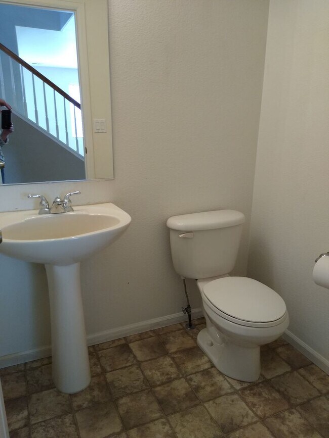 Building Photo - Massive and Expansive 5 Bedroom Green Vall...