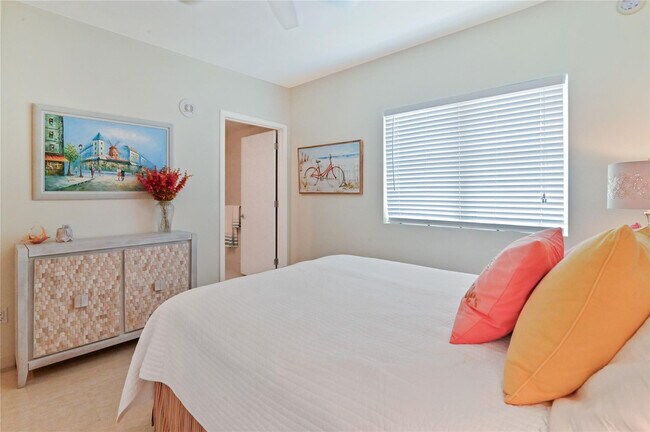 Building Photo - 2650 Lake Shore Dr