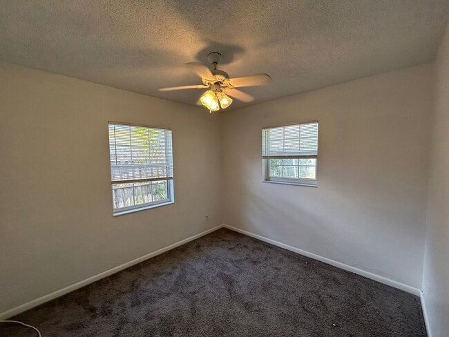 Building Photo - Cute Home in Saint Pete with a  Large Fenc...