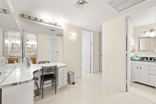 Building Photo - 5055 Collins Ave