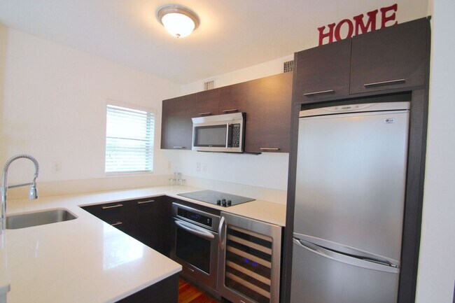 Building Photo - Beautiful garden unit with 1bed/1bath in t...