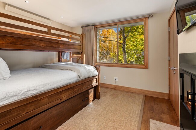 Building Photo - 1020 E Hopkins Ave