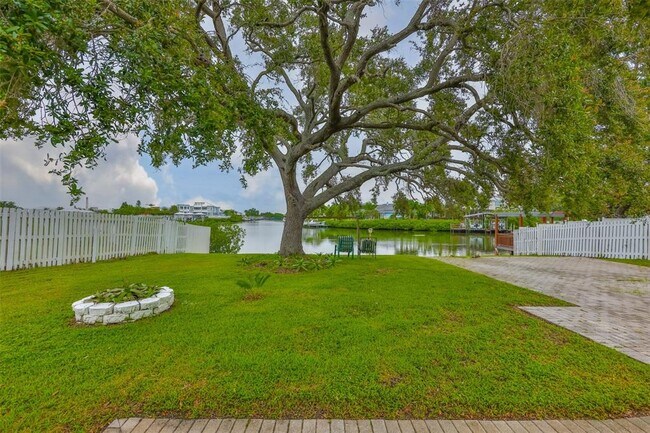 Building Photo - 423 Flamingo Dr