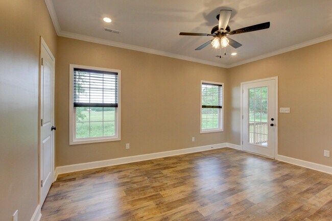 Building Photo - 135 Riverbend Dr