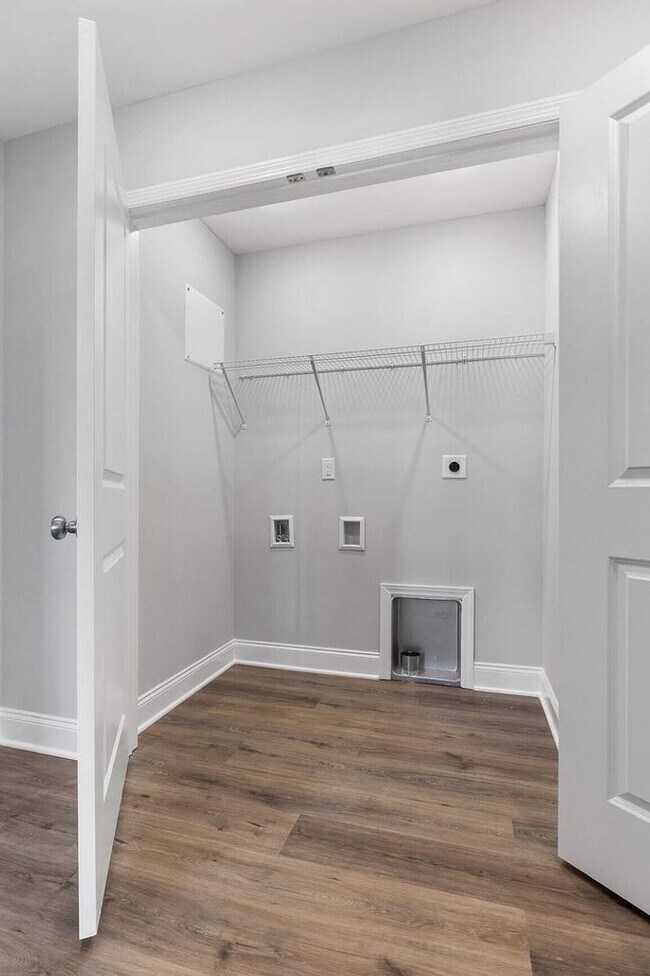 Building Photo - NEW 2 Bedroom Townhome in Cleveland!