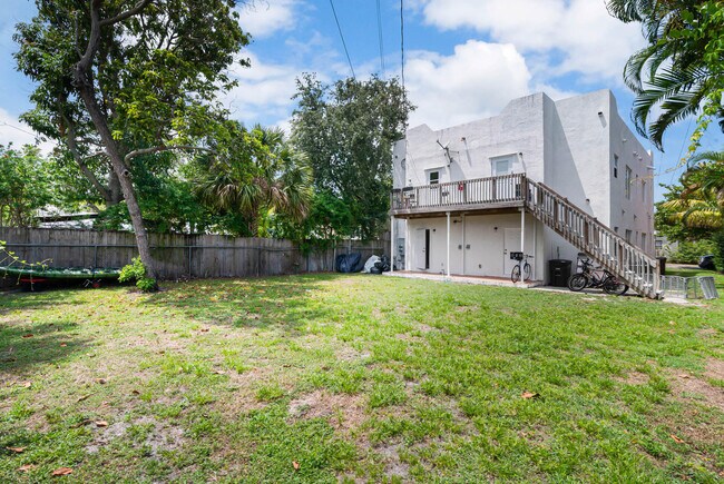 Building Photo - 518 Biscayne Dr