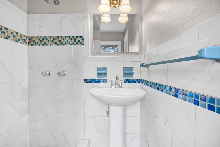 Building Photo - 842 Delverton Rd